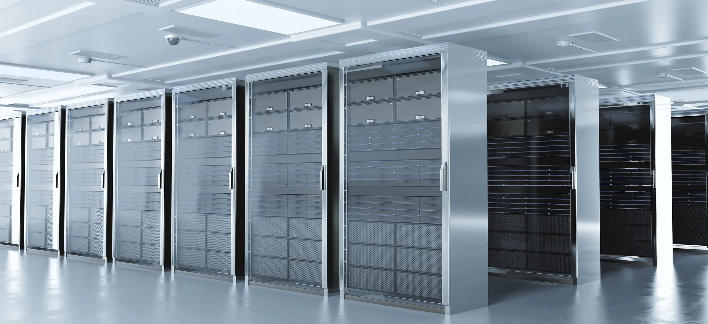 Sală de servere luminoasă cu rânduri de dulapuri rack într-un centru de date